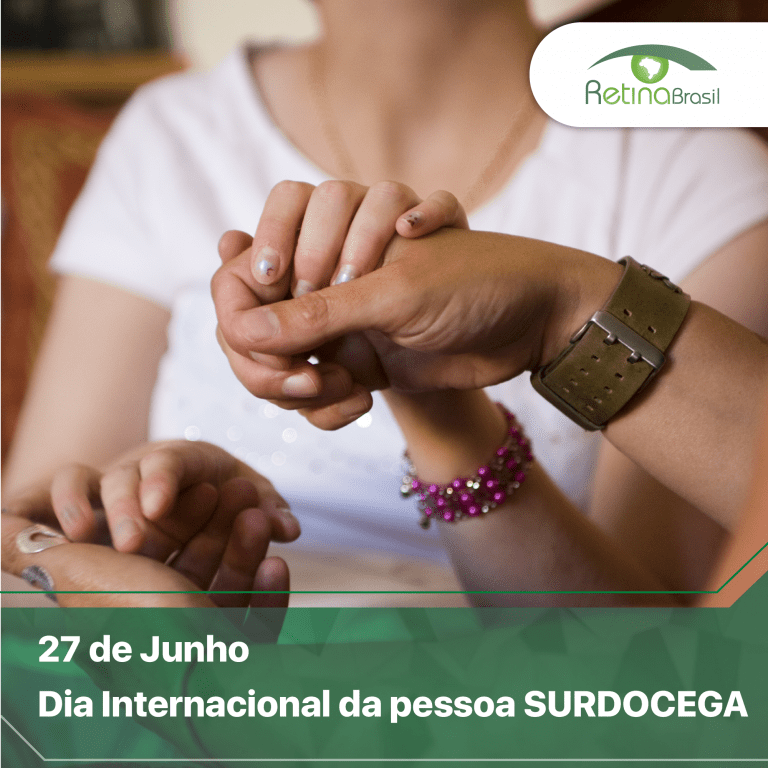 Imagem de mãos se tocando e se comunicando, exemplificando a comunicação de pessoas surdocegas. Na parte inferior está escrito sobre uma faixa verde transparente: "27 de junho Dia internacional da pessoa surdocega" No canto superior direito a a Logo da Retina Brasil, apoiada em uma etiqueta branca