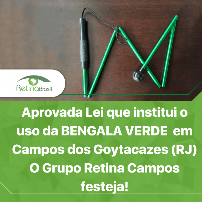 Imagem com os dizeres: "Aprovada Lei que institui o uso da BENGALA VERDE em Campos dos Goytacazes (RJ) O Grupo Retina Campos festeja!". Na metade superior há uma foto de uma Bengala Verde dobrável. A Bengala está semi aberta e possui um roller preto na ponta, ela está sobre um fundo de madeira escura. Na parte inferior estão os dizeres em letra branca sobre fundo verde claro. A Logo da Retina Brasil está na parte superior esquerda.