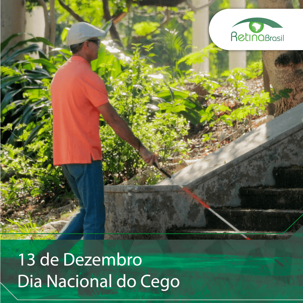 Imagem de um homem caminhando com uma bengala. Ele usa camisa laranja e boné branco, ele está indo em direção a uma escada e no fundo há muitas plantas verdes. Na parte inferior está escrito: "13 de Dezembro Dia Nacional do Cego" e há a logo da Retina Brasil
