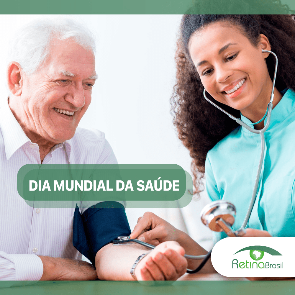 #PraCegoVer imagem de uma médica atendendo um senhor. A médica tem pele negra, cabelos cacheados e usa jaleco azul claro com um estetoscópio. O senho tem pele branca e usa roupa branca. Está escrito "DIA MUNDIAL DA SAÚDE" há a logo da Retina Brasil.