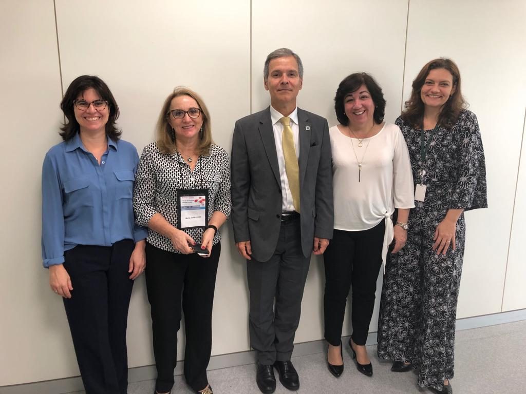 #PraCegoVer imagem das pessoas presentes na reunião. Elas estão de pé e sorriem para a foto.