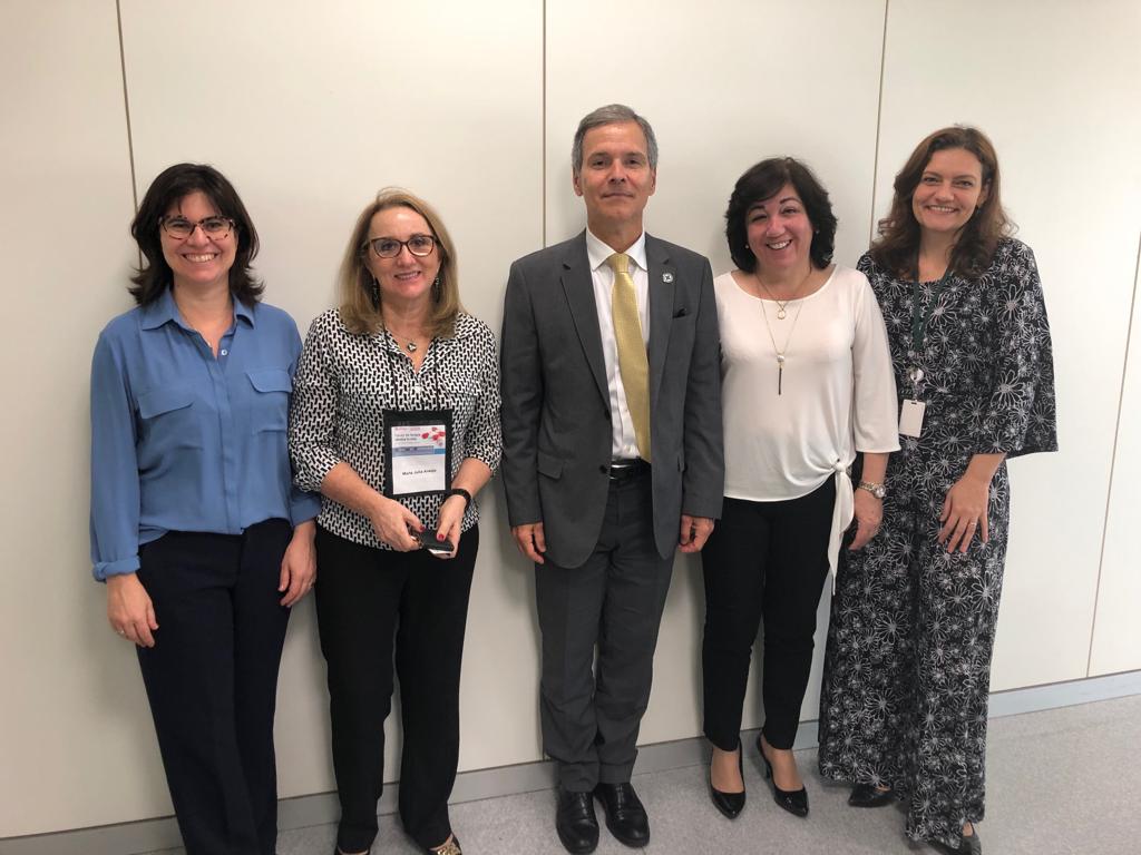#PraCegoVer imagem das pessoas presentes na reunião. Elas estão de pé e sorriem para a foto.