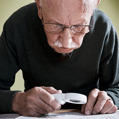imagem de um senhor lendo com