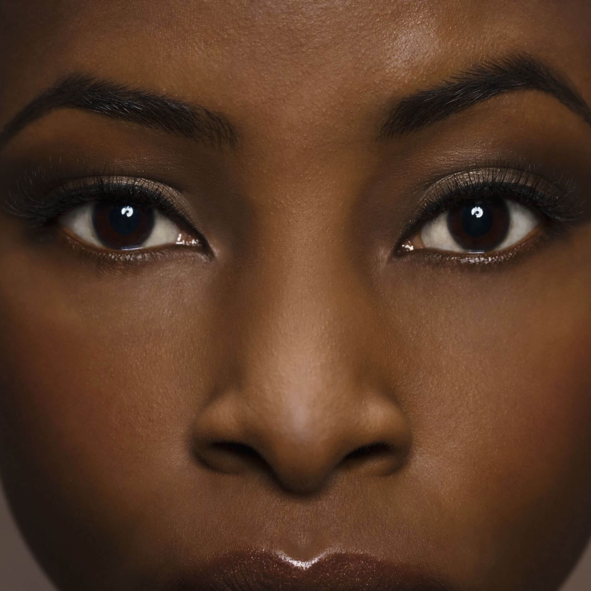 #descriçãodaimagem Close em rosto de mulher negra com expressão facial neutra