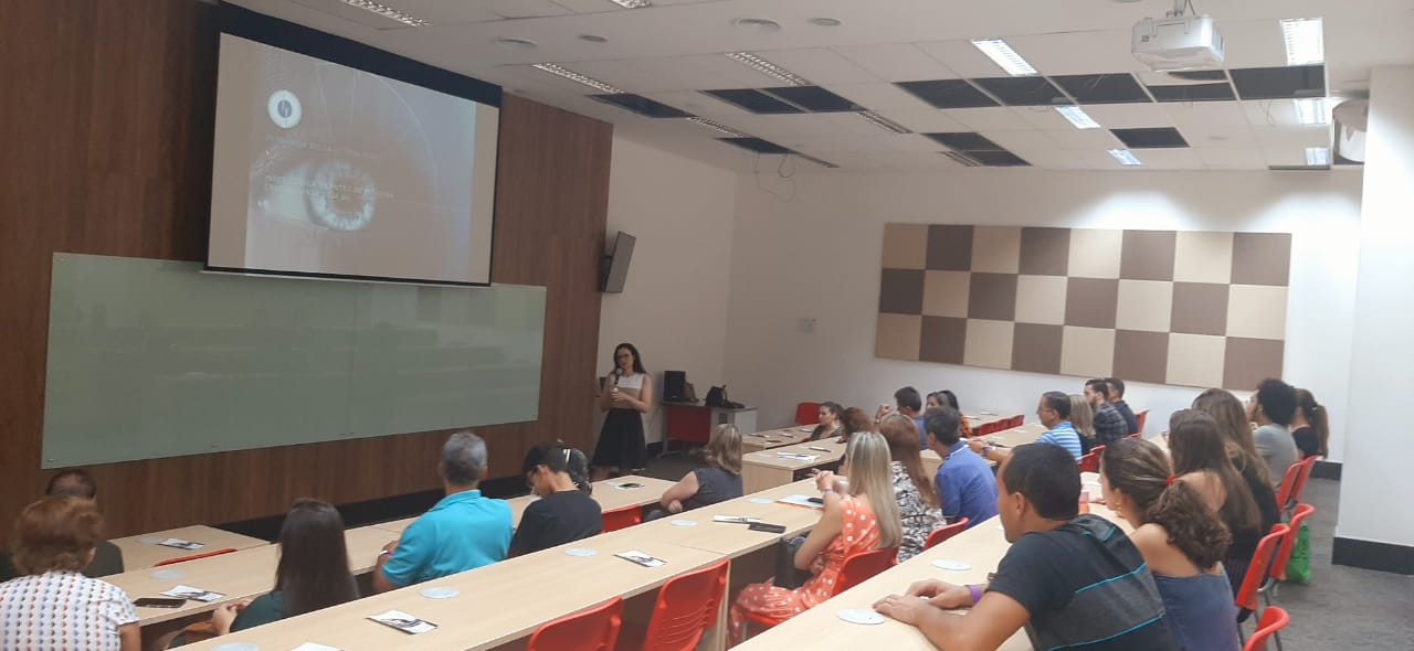 #PraCEgoVer foto da reunião mostrando o público e a palestra.