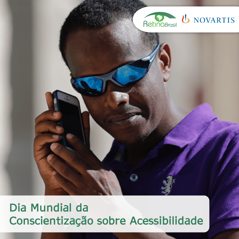 #PraCegoVer foto de um homem usando um celular com o leitor de tela ativado.