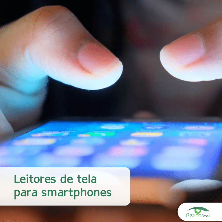 #PraCegoVer imagem ilustrativa. Na imagem há uma pessoa mexendo em um smartphone, a imagem msotra apenas os dedos da pessoa. Está escrito: !Leitores de tela para smartphones" e há a logo da Retina Brasil.