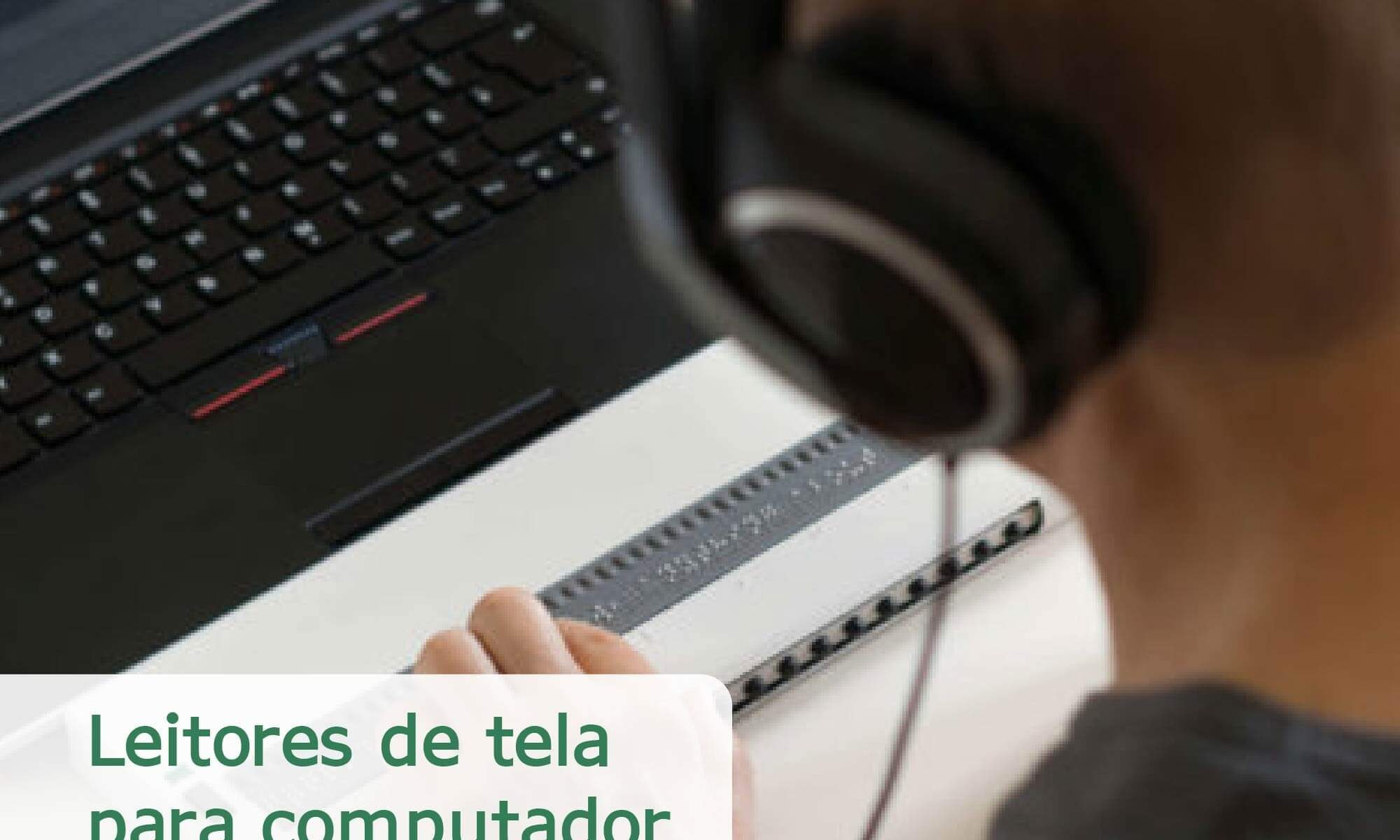 #DescricaoDaImagem. A imagem mostra um homem, de fones de ouvido, utilizando o leitor de tela em seu computador. Na imagem está escrito "Leitores de tela para computador" e a logo da Retina Brasil está no canto inferior direito.