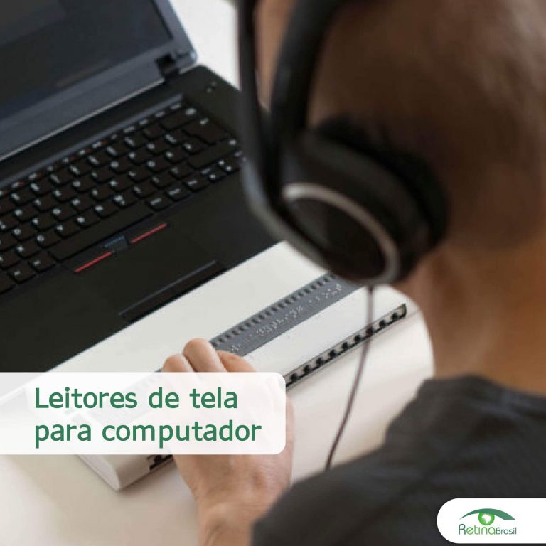 #DescricaoDaImagem. A imagem mostra um homem, de fones de ouvido, utilizando o leitor de tela em seu computador. Na imagem está escrito "Leitores de tela para computador" e a logo da Retina Brasil está no canto inferior direito.