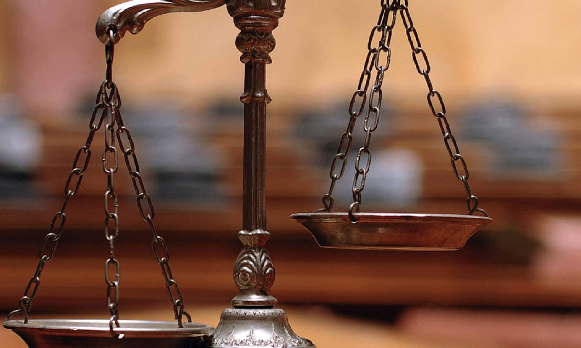 #DescriçãoDaImagem: Imagem Ilustrativa. Na imagem aparece uma balança em foco, representando a justiça, e o fundo está desfocado. No canto superior esquerdo está a #direitos, o título da imagem é "Conheça seus direitos" e a logo da Retina Brasil está no canto inferior direito.