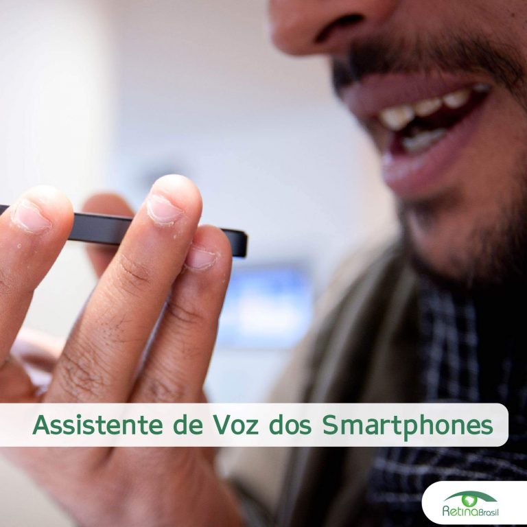#DescriçãoDaImagem: Imagem Ilustrativa. Aparece na imagem uma parte do rosto de um homem com barba, segurando seu smartphone próximo à boca. O título da imagem é "Assistente de Voz dos Smartphones" e a logo da Retina Brasil está no canto inferior direito.