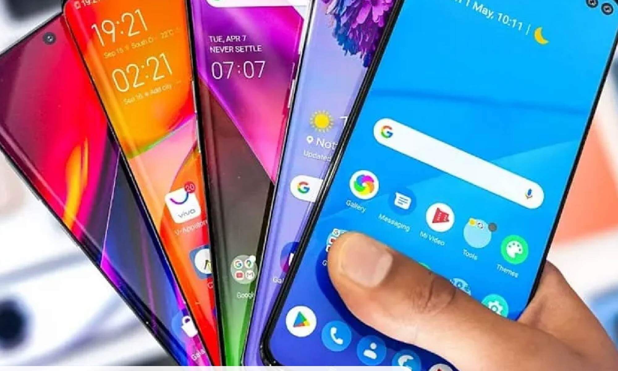 #DescriçãoDaImagem: Imagem Ilustrativa. Na imagem aparece uma mão segurando 05 smartphones com telas coloridas. O título da imagem é "Qual o smartphone ideal?" e a logo da Retina Brasil está no canto inferior direito.