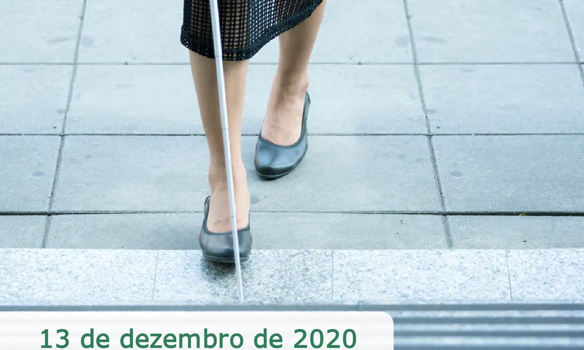 #DescriçãoDaI,magem imagem de uma mulher com uma bengala. A imagme msotra apenas os pés da mulher. Está escrito 13 de dezembro de 2020 Dia Nacional das Pessoas com Deficiênica visual. Há as logos da Retina Brasil e da Novartis;