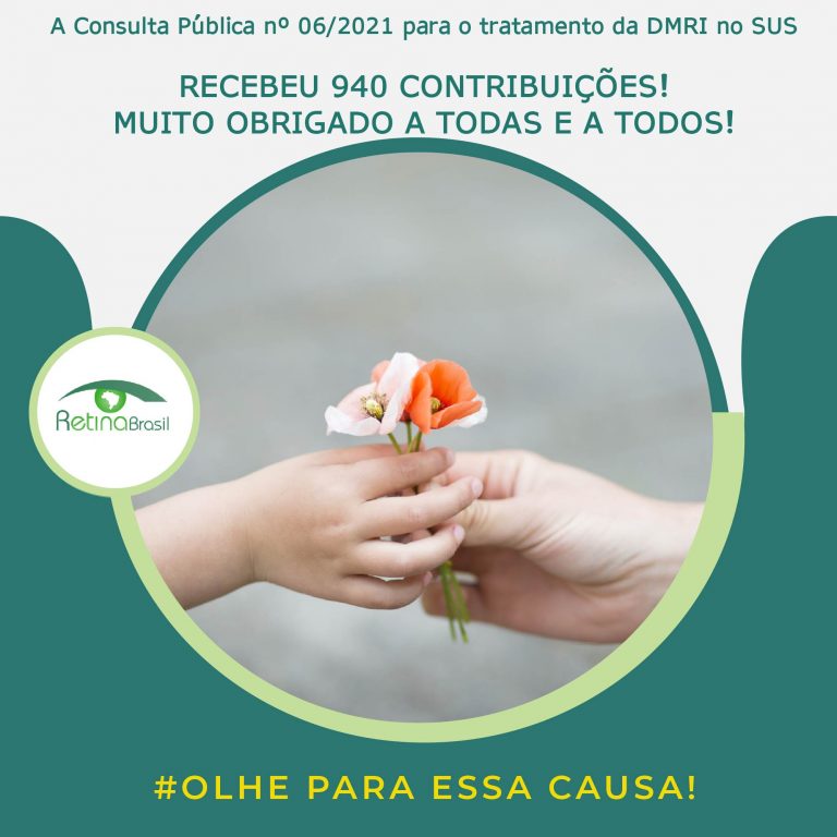 imagem tipo foto de uma mãe entregando flores brancas e laranjas para outra mão. Está escrito: "A Consulta Pública nº 06/2021 para o tratamento da DMRI no SUS RECEBEU 940 CONTRIBUIÇÕES! MUITO OBRIGADO A TODAS E A TODOS!" e há a logo da Retina Brasil