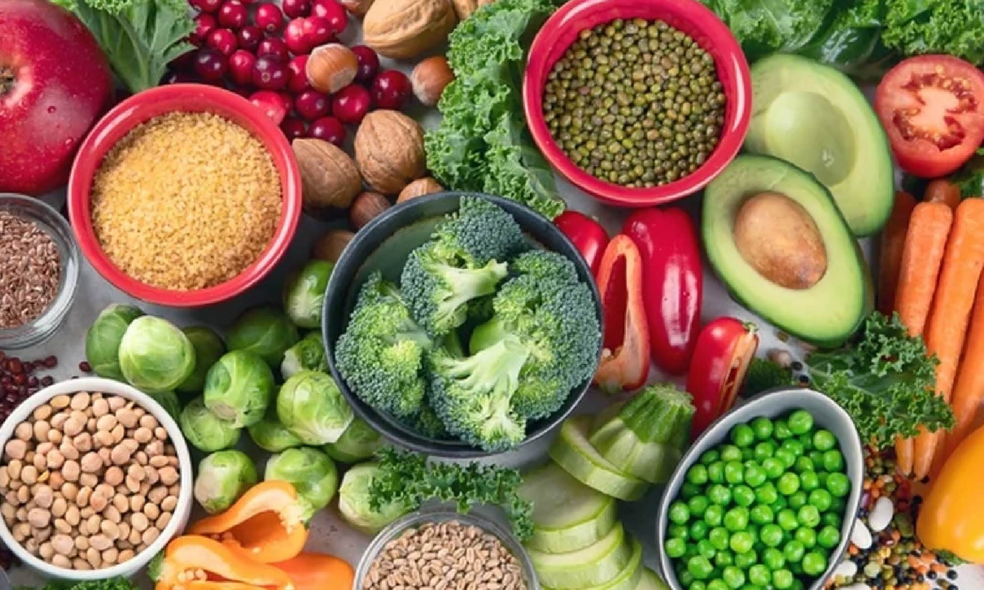 imagem super colorida de varios aliemtnos em natura. Está escrito: "Alimentação saudável e Diabetes" #diabetes e há a a logo da Retina Brasil
