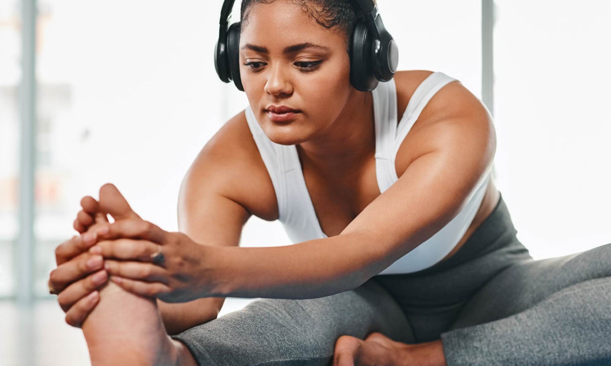 foto de uma mulher sentada alongando uma das pernas. Está escrito: “Atividade física e Diabetes” #diabetes e há a logo da Retina Brasil.