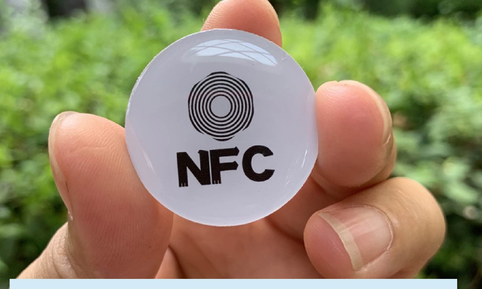 foto de uma mão segurando uma etiqueta redonda na qual está escrito NFC. Está escrito na imagem: "Como etiquetas NFC podem ajudam pessoas com deficiência visual" #tecnologiaassistiva e há a logo da Retina Brasil