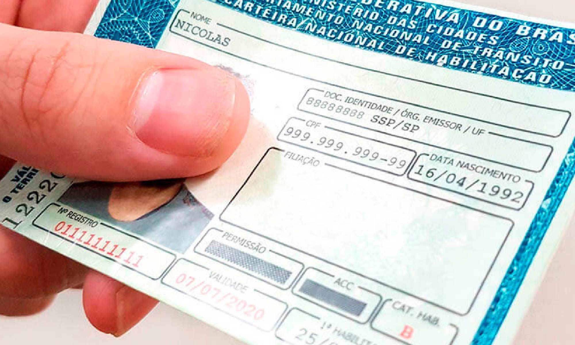 foto de uma mão segurando uma carteira de habilitação. Está escrito: "Carteira de Habilitação Especial" #direitospcd e há a logo da Retina Brasil