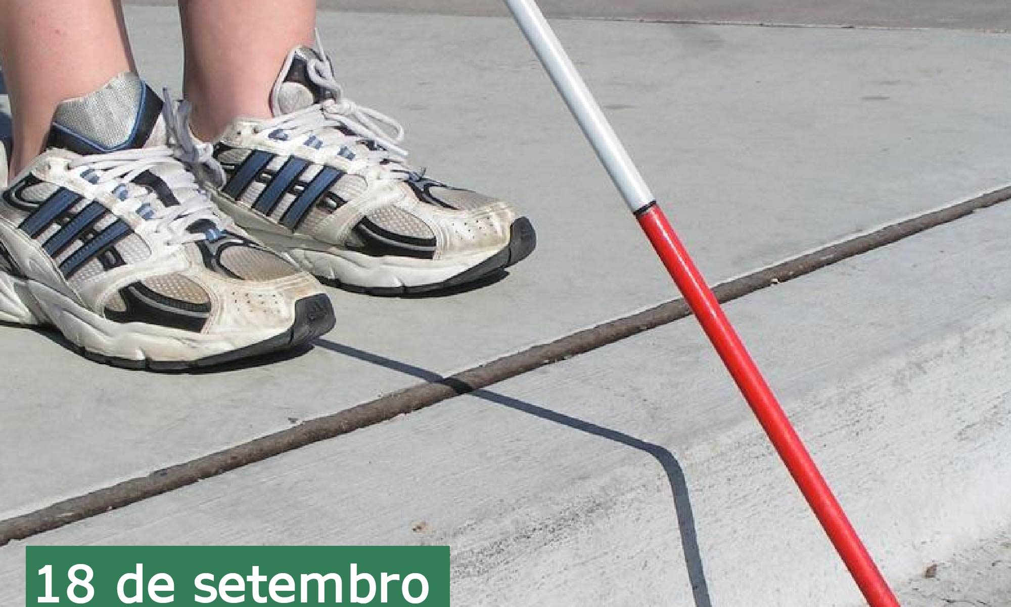 imagem mostrando apenas os pés de uma pessoa com uma bengala branca e vermelha. Está escrito: "18 de setembro Dia Internacional da Conscientização da Síndrome de Usher" e há as logos da Retina Brasil e da Novartis